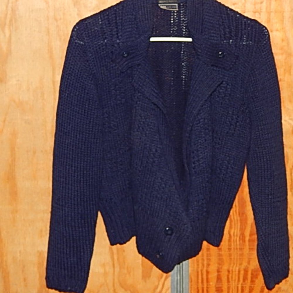 #1602 1970’s Vintage Beewear, hand knit wool Med. Cardigan Sweater